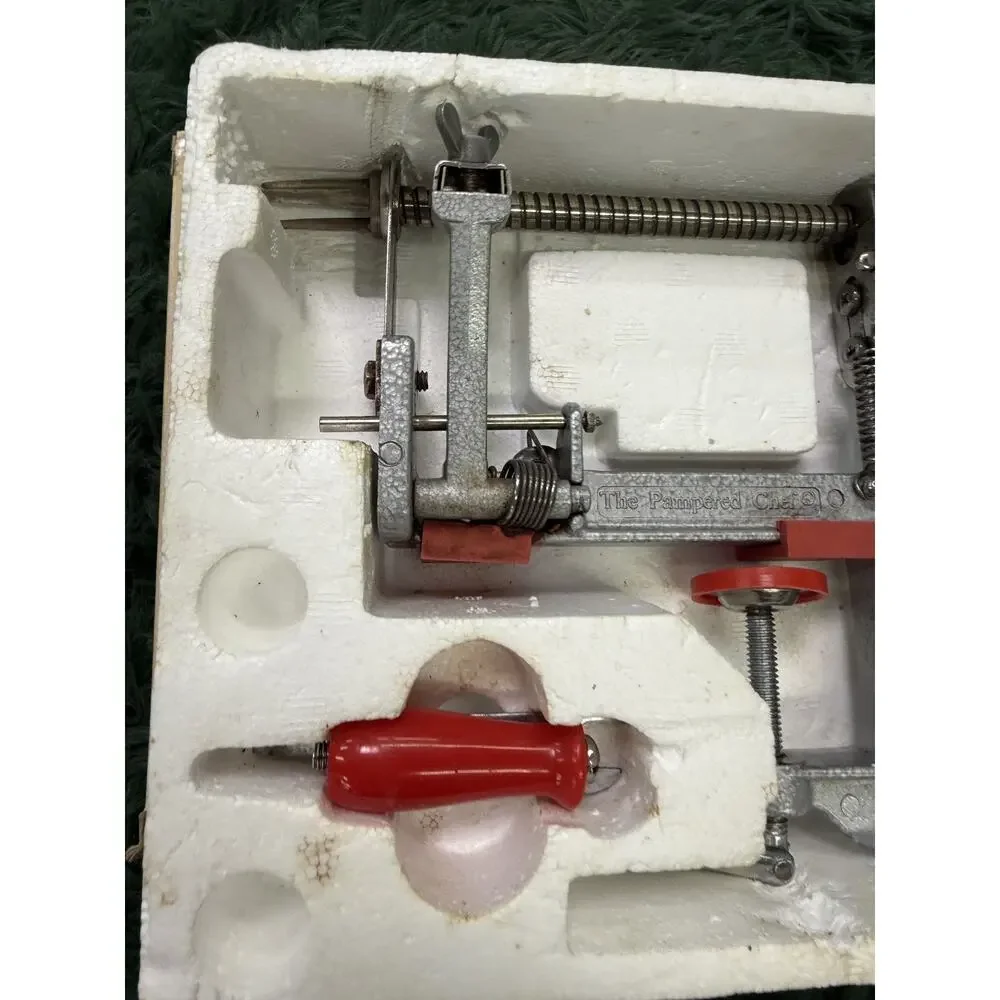 The Pampered Chef Apple Peeler Corer Slicer Manual Crank Clamp Base Vintage